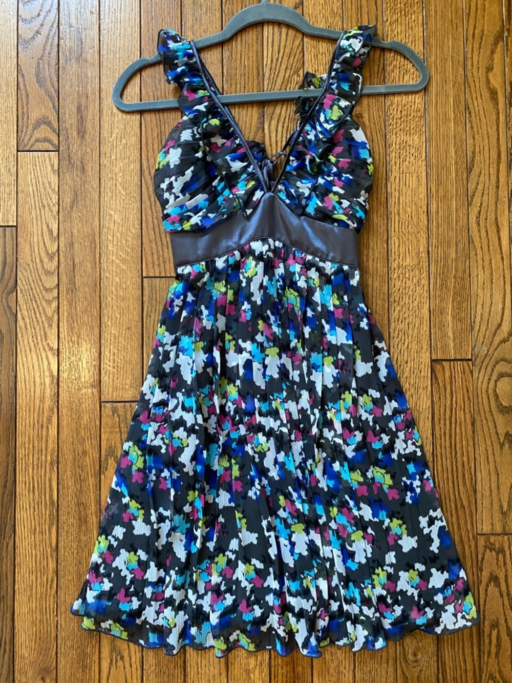 Vintage 2B Bebe Black Multicolor Pleated V-Neck Mini Dress